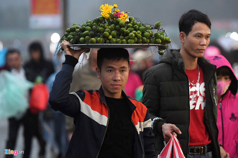 Thuyền bè dày đặc suối Yến ngày khai hội chùa Hương